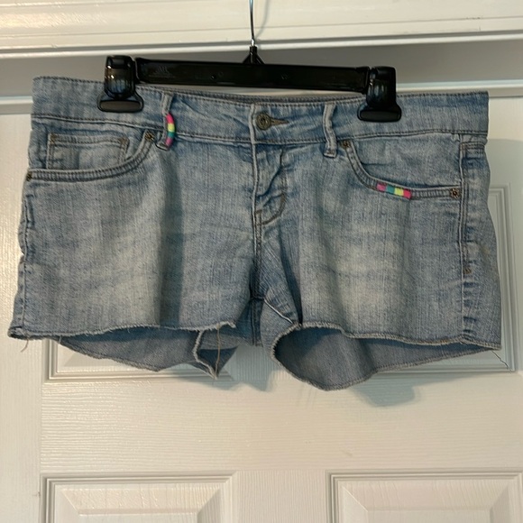 Levi’s Shorty Short light wash with rainbow embroidery- Size 9 - Picture 1 of 6